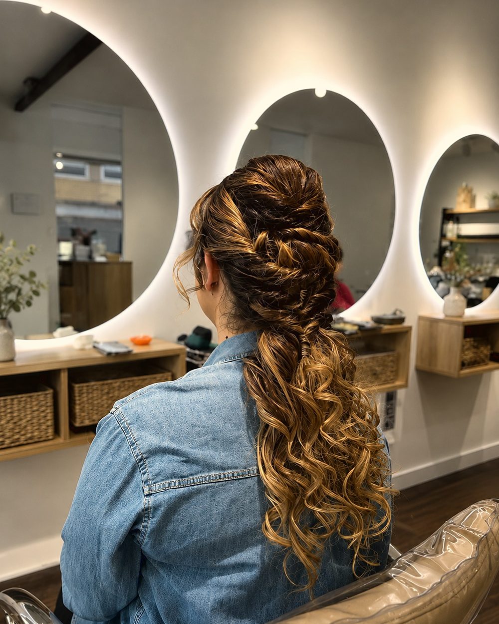 Recogido con trenza y ondas, hecho para un evento